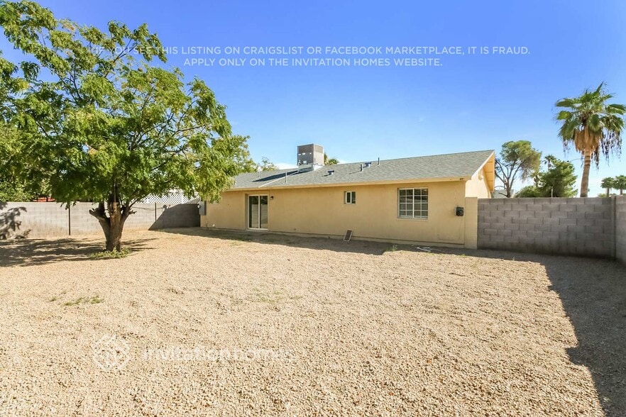 Building Photo - 1562 W Carol Ave