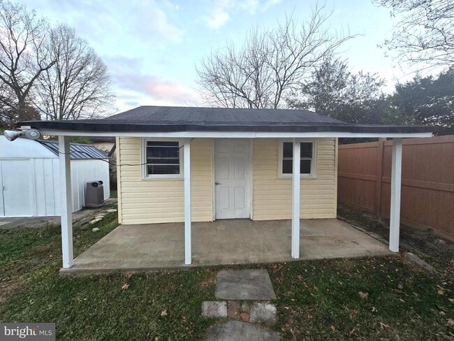 Building Photo - 4813 Lawrence St