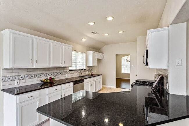 Building Photo - 3131 Stratford Pointe Dr