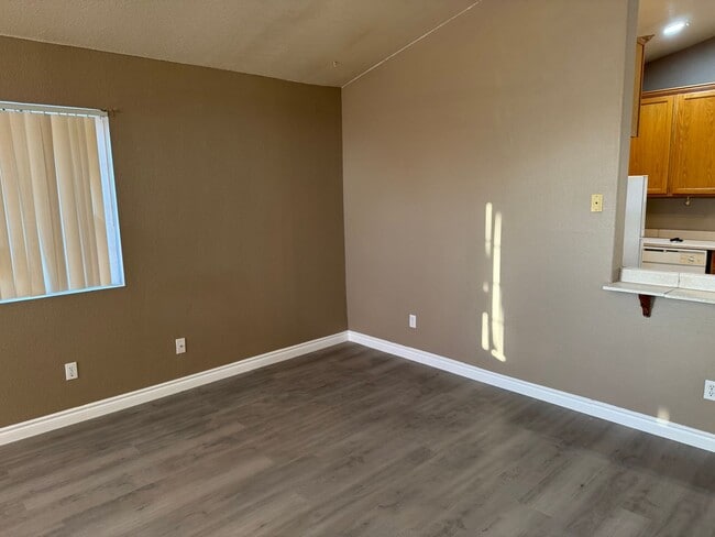 Building Photo - 2 Bedroom FAST MOVE IN!