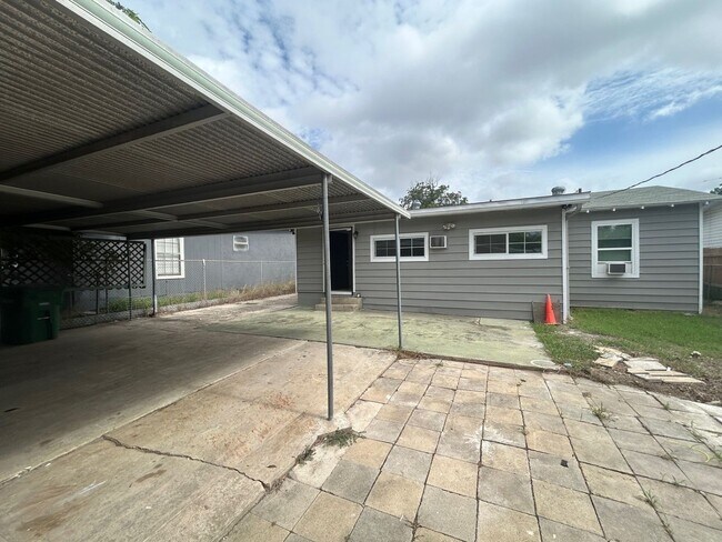 Building Photo - Charming 4 Bed, 3 Bath Home + Bonus 1 Bed/1 Bath Casita!