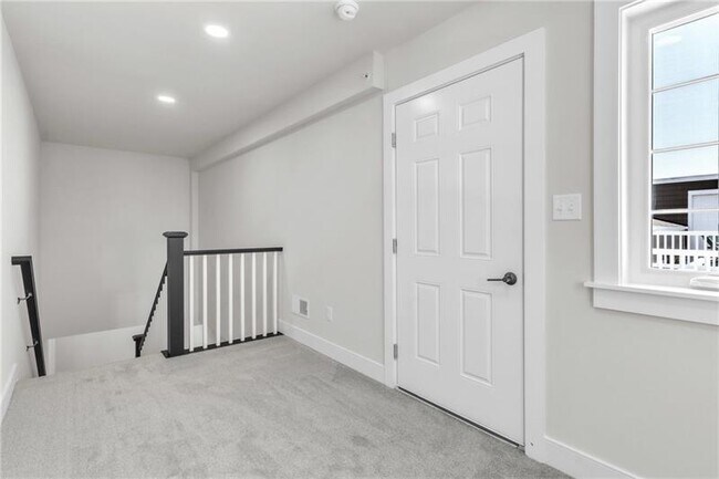 Building Photo - 509 High Cres Rd
