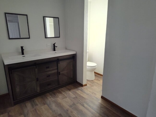 Building Photo - 702 W Nelson St