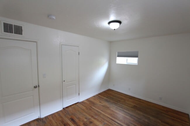 Building Photo - 4 bedroom Sunnyside Home