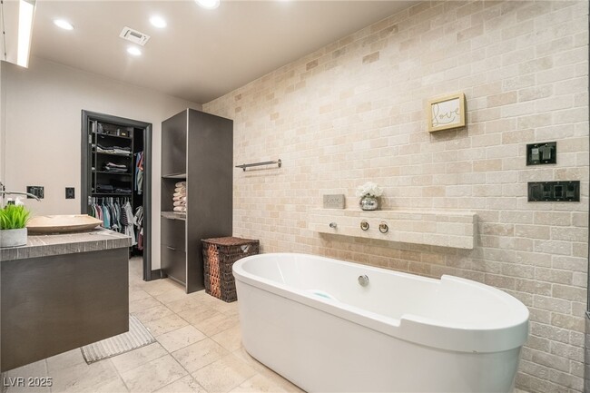 Building Photo - 2905 La Mesa Dr