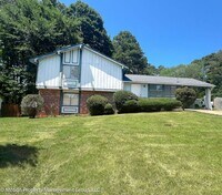 Building Photo - 3020 Woodfield Dr