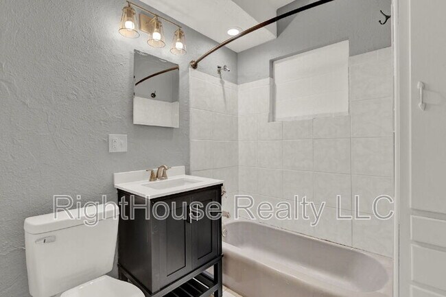 Building Photo - 611 S Grove St
