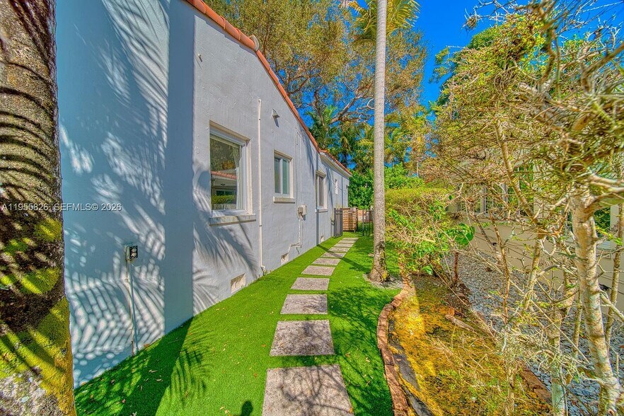 Building Photo - 3227 Riviera Dr