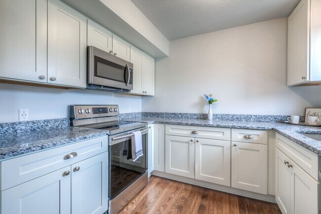 Building Photo - Updated 3 Bedroom 3 Bath Townhome