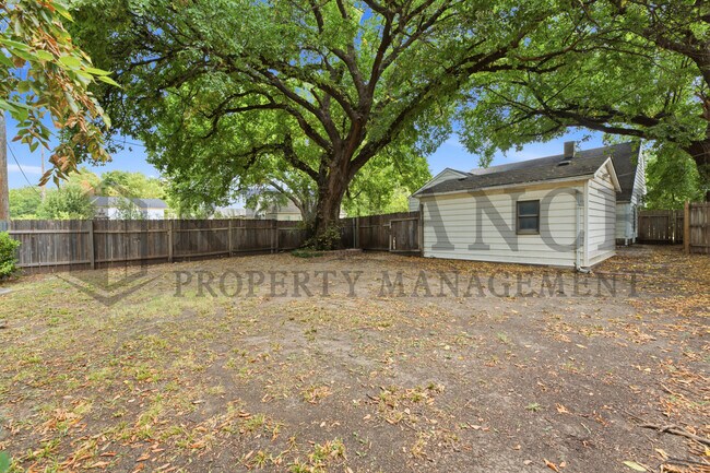 Building Photo - 703 S Grove Dr