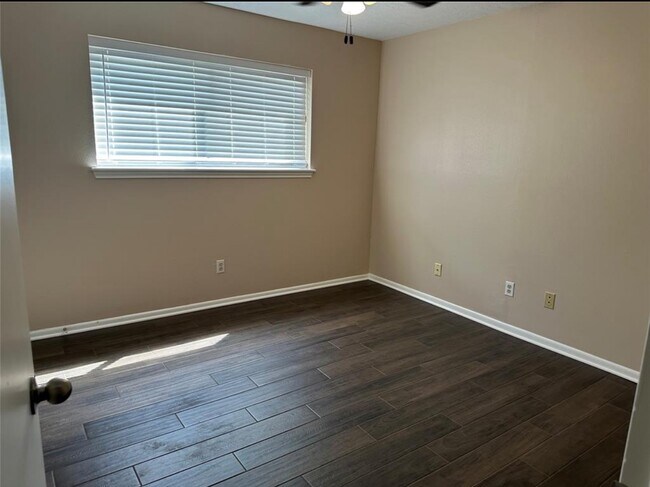 Building Photo - 17406 Spicewood Springs Ln