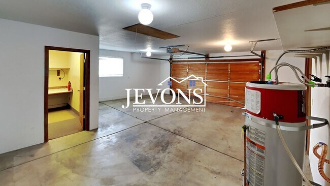 Building Photo - Enjoy this 3-bedroom home featuring a fully equipped kitchen, a two-car attached garage, and a fe...