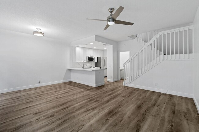 Building Photo - 354 Jacaranda Dr