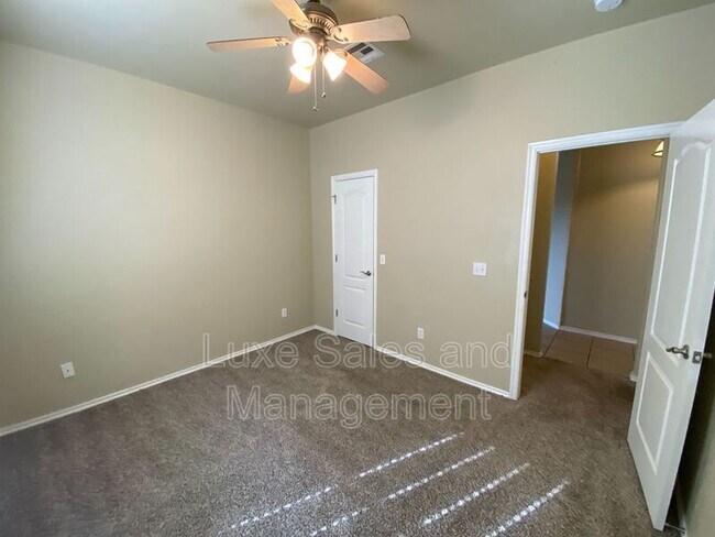 Building Photo - 640 E Linden Ln