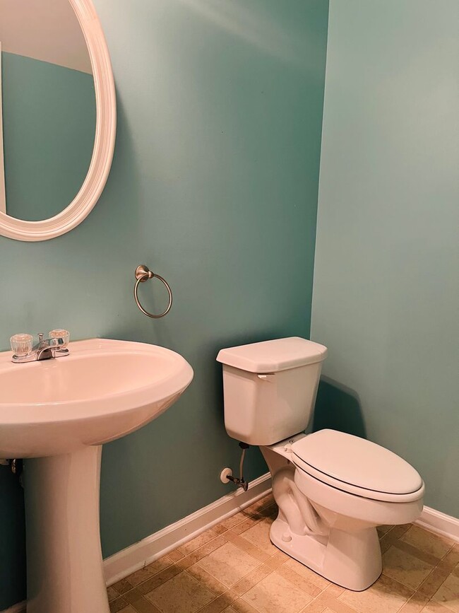 Building Photo - HOA community, swim/tennis, 2 bed, 2bath, ...