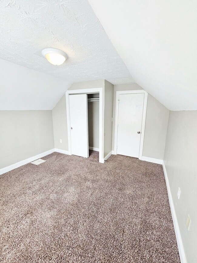 Building Photo - Available Now! 3 Bedroom Home with Central Air