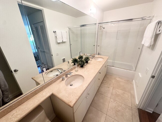 Building Photo - 330 S Barrington Ave