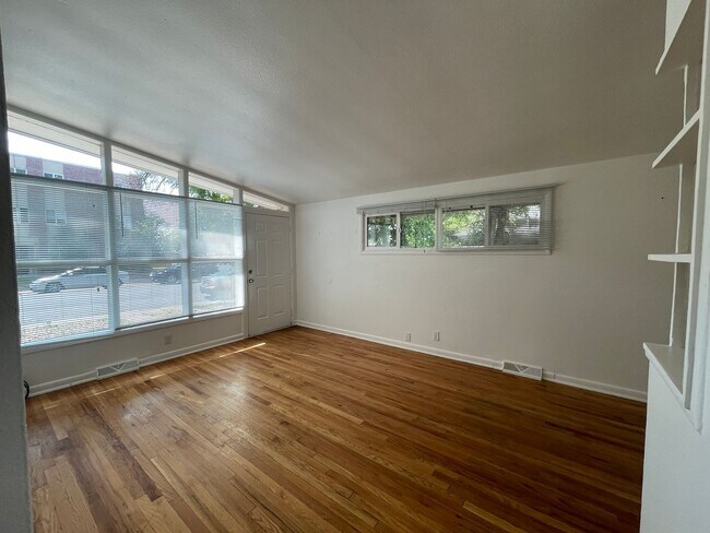 Building Photo - Charming 2 Bedroom, 1 Bathroom Duplex in A...