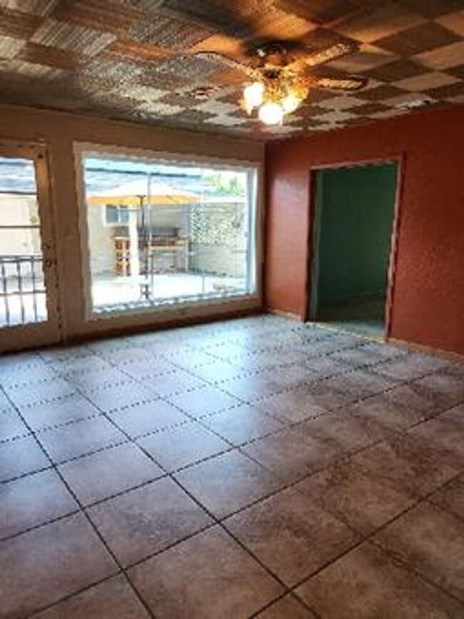 Building Photo - Spacious 3 Bedroom, 2 Bath Home on Private...