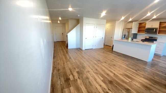 Primary Photo - Modern 4 Bedroom Townhome in Cedar City. Pet Friendly!