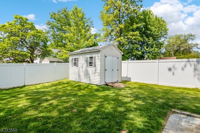 Building Photo - 237 Perry St