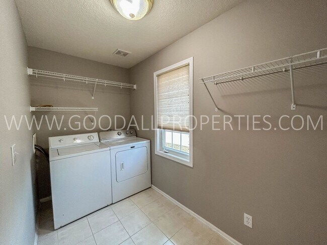 Building Photo - 3 Bedroom Single-Family home in West Des Moines with a fully fenced in yard!