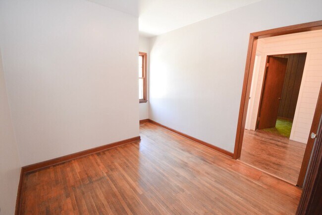 Building Photo - Close to Downtown Location with Fenced Yard