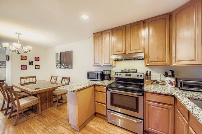 Building Photo - Intern Housing Available-Furnished Flexible lease terms Large 3 bedroom, 2 bathroom peaceful condo