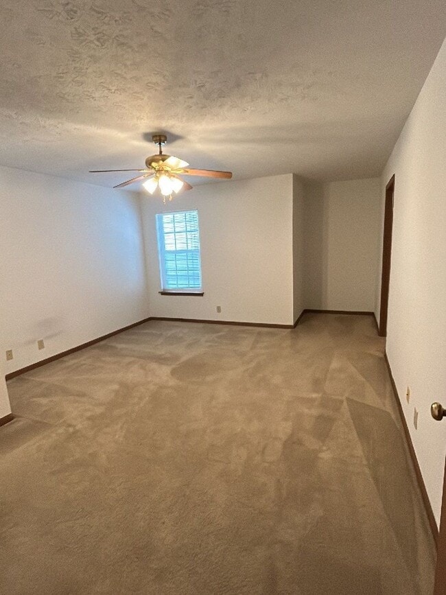 Building Photo - Large townhouse with 3 Bedrooms, 3.5 Bath,...