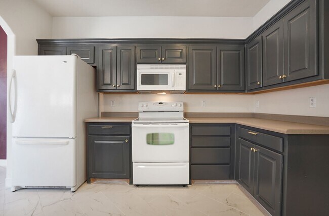 Building Photo - **Beautiful Corner Lot Home – 3 Bed | 2.5 Bath | 2-Car Garage**