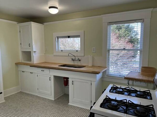 Building Photo - 2-3 Bedroom Apartment in Historic House