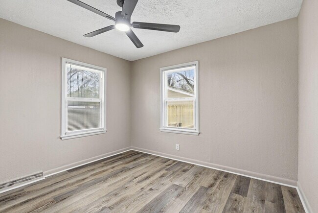 Building Photo - 2822 E Cherry St