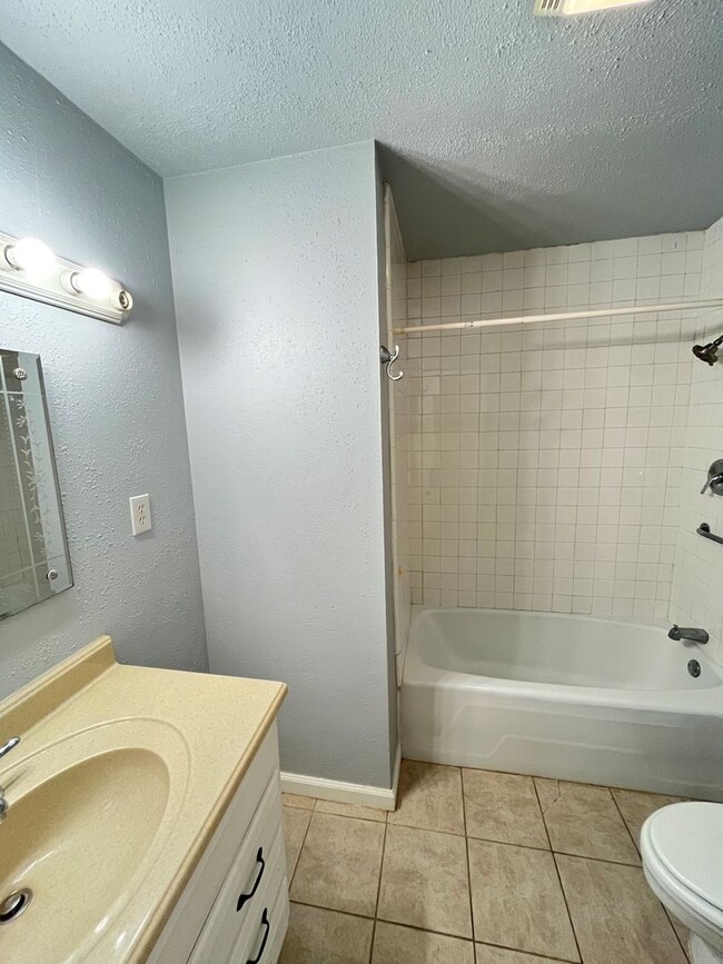 Building Photo - very private 3 bedroom 1.5 bath rental hom...