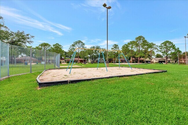 Building Photo - 15131 Cranbourne Dr