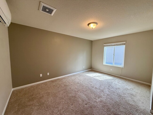 Building Photo - Lovely 3 bedroom/2.5 Bath Townhouse