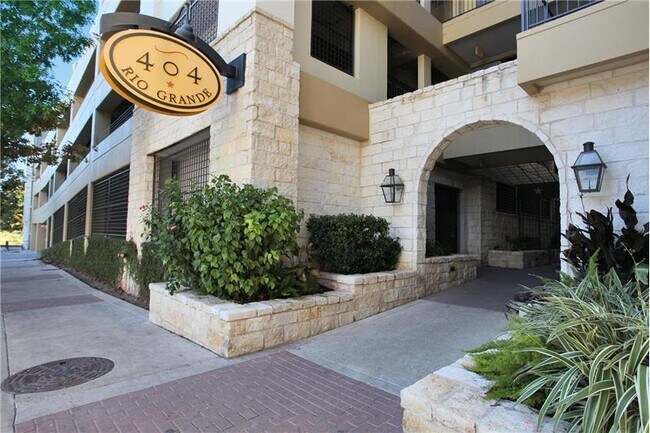 Building Photo - 400 1/2 Rio Grande St