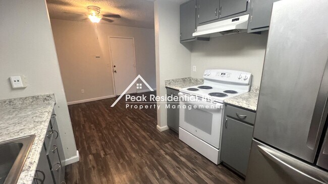 Building Photo - Charming Galt 2bd/2ba Duplex with 2 Car Ga...