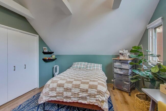 Building Photo - 3536 N Marshfield Ave