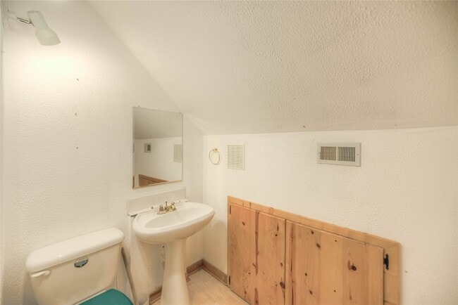 Building Photo - 144 Little John Dr