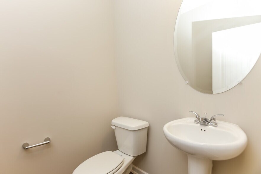 Building Photo - 140 Magnaview Dr