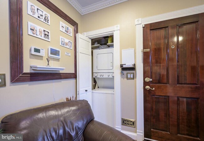 Building Photo - 721 12th St SE