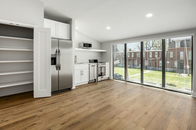 Building Photo - 1661 Franklin Park S