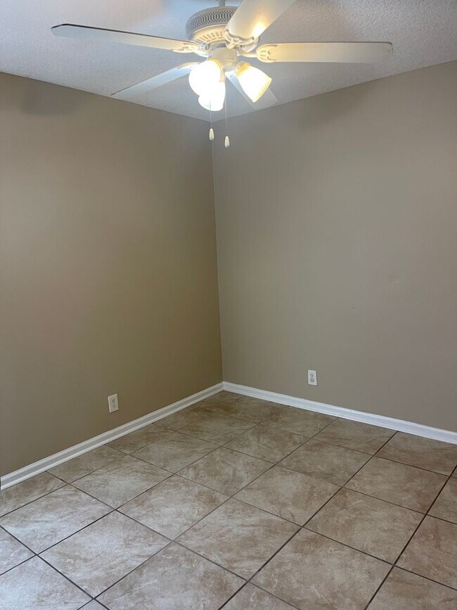 Building Photo - 24 Commons Court - 3/2 Duplex (NO SECTION ...