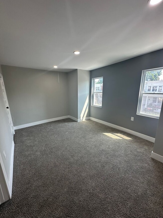 Building Photo - Renovated 3 Bed, 1 Bath townhome