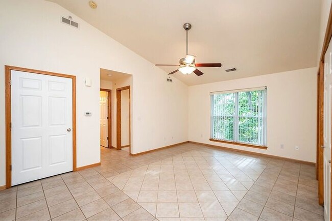 Building Photo - $2,695 | 4 Bedroom, 2 Bathroom | 3rd Floor...