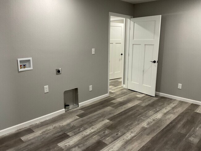 Building Photo - PRE LEASING- AVAILABLE JUNE 10TH - 3 Bedroom/2 Bathroom House In Frontenac