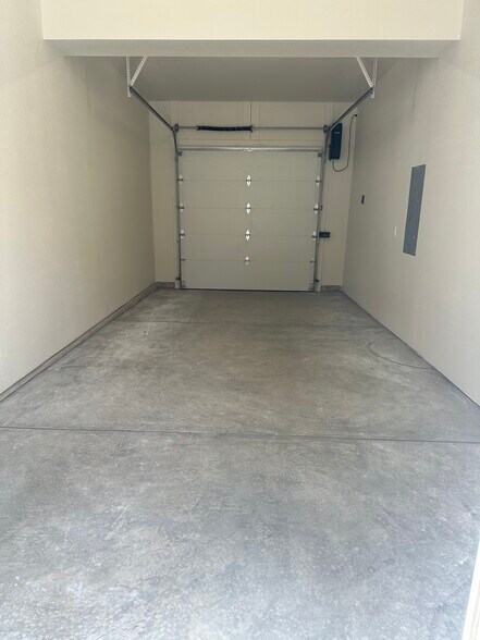 Interior garage - 918 N El Paso St