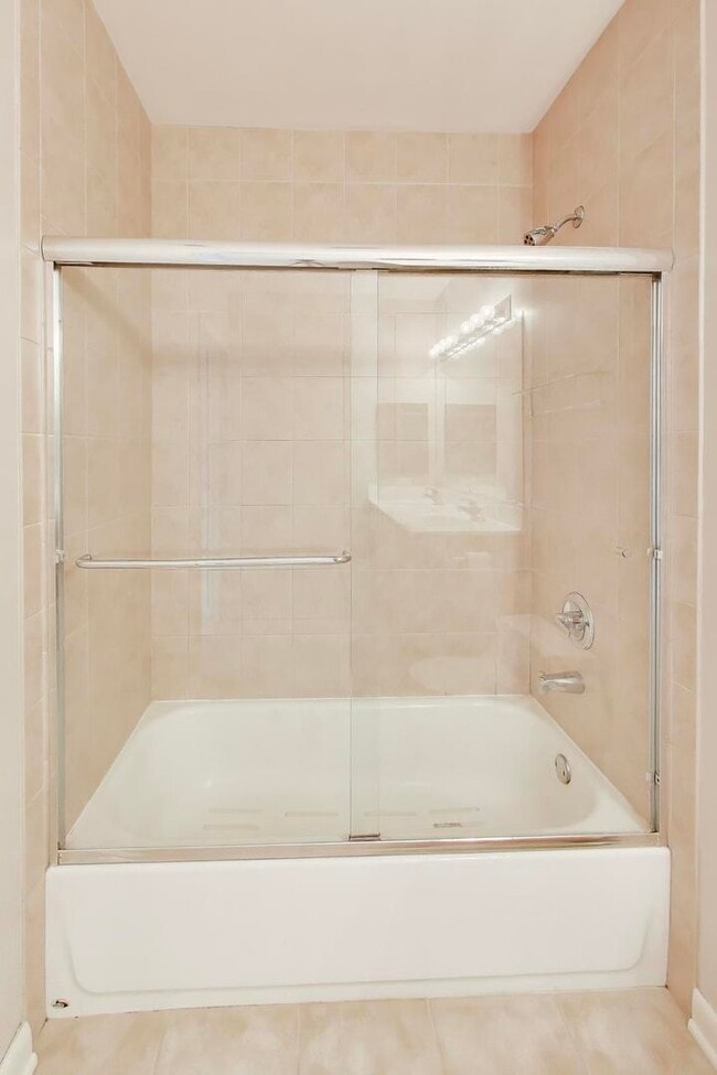 Building Photo - 1720 Oak Ave