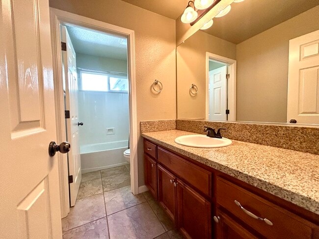 Building Photo - Beautiful 3 Bedroom 2.5 Bathroom in Gated ...