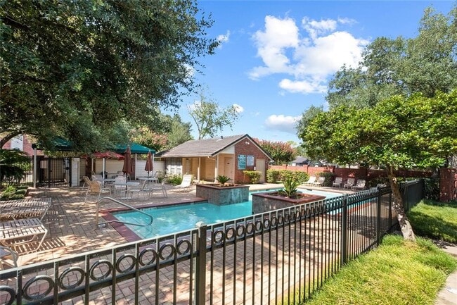 Building Photo - 2211 S Kirkwood Rd